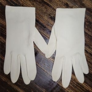 vintage 1940s elegant cream gloves